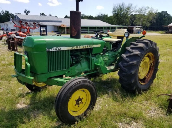 JOHN DEERE 2040 TRACTOR, HOURS SHOWING: 1793, RUNS AND DRIVES, S: 225203 NE