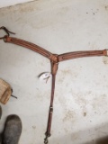 LEATHER BREASTCOLLAR