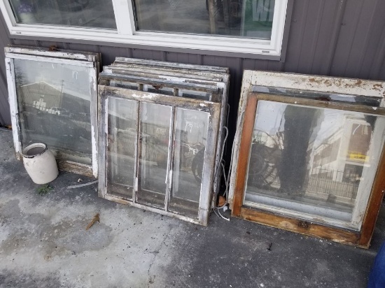 ANTIQUE WOODEN FRAME WINDOWS 30 X 28 (15)