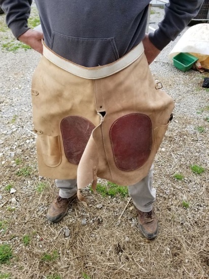 SET OF LEATHER SHOEING CHAPS