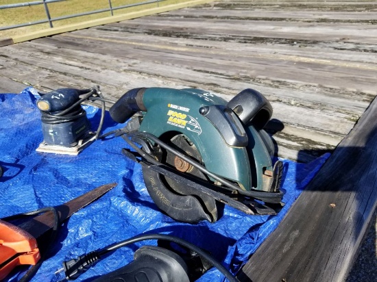 GREEN BLACK AND DECKER WOOD HAWK ELECTRIC SAW, SELLER SAYS WORKS