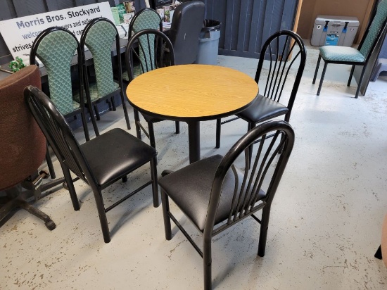RESTAURANT WOODEN ROUND TABLE AND 4 BLACK LEATHER SEAT CHAIRS, MATCHING SET