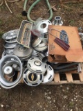 PALLET OF HUB CAPS AND MISC PARTS