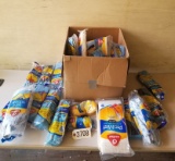 BOX OF MISC. MOP HEADS, SPONGE MOP, AND OTHER SCRUBBERS