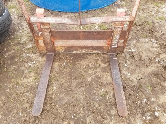 KUBOTA HANG/PIN ON PALLET FORKS