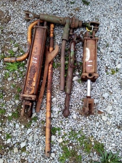 2 HYDRAULIC CYLINDERS + MISC. TRACTOR PARTS