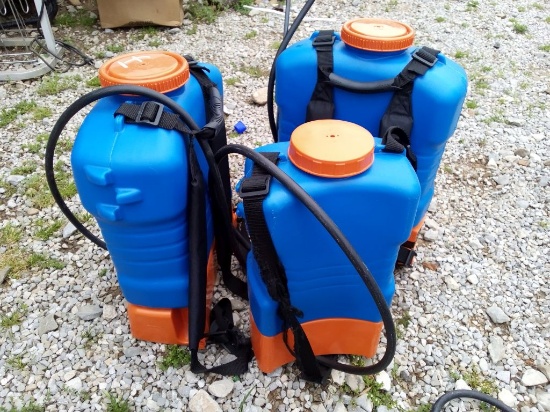 JACTO 4 GAL BATTERY BACKPACK SPRAYERS (2) WITH 1 CHARGER & 1 2 GAL ELECTRIC