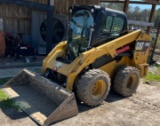 CAT 246D CAB SKID STEER, COLD AIR, RUNS/OPERATES, HOURS SHOWING: 2900, COME