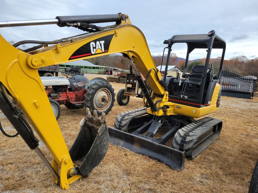 CATERPILLAR MINI EXCAVATOR, HOURS SHOWING: Proxibid