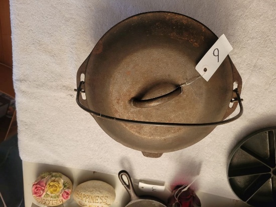 CAST IRON 10IN DUTCH OVEN, SELLS ABSOLUTE-ROBERTS ESTATE-PICKUP IN WHITWELL