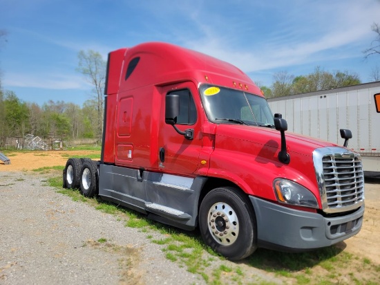 2016 FREIGHTLINER CASCADIA SEMI TRUCK, MILES SHOWING: 788,911, AUTO TRANS,
