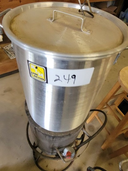 GAS COOKERS PLUS BASKETS/ STAINLESS POTS