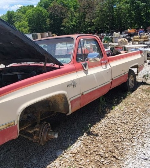 1984 SILVERADO 10 GMC TRUCK, SINGLE CAB, 350 MOTOR, 350 TURBO, 4X4, HAS TITLE, NOT RUNNING,