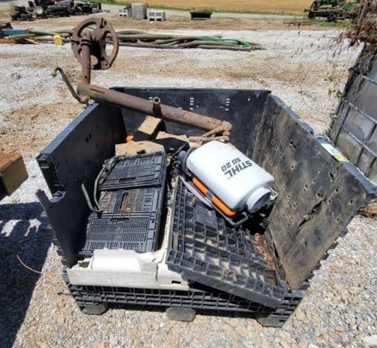 CRATE WITH STIHL SPRAYER