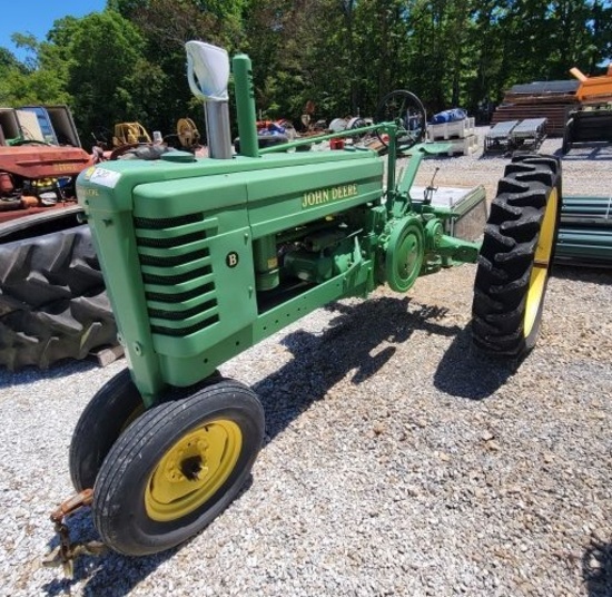 JOHN DEERE B TRICYCLE TRACTOR, SN:64864, NOT RUNNING, GAS