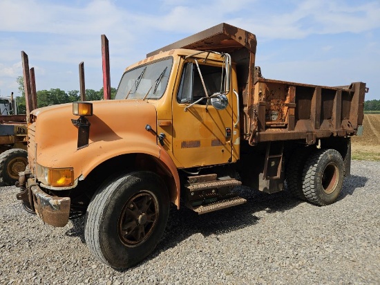 1990 INTERNATIONAL DUMP TRUCK, SINGLE AXLE, DIESEL, AIR BRAKES, 466 INT MOT