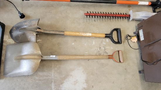 2 SMALL SHOVELS