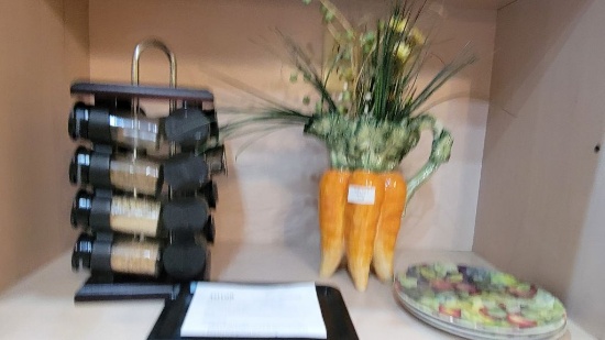 SEASONING HOLDER WITH BOTTLES, GLASS CARROT, SCALE