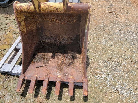 BACKHOE BUCKET CATERPILLAR 32"