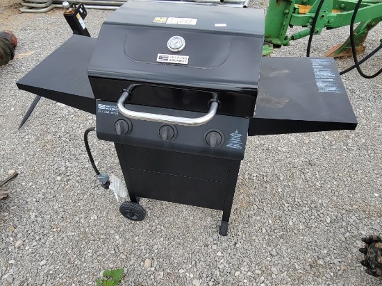 3 BURNER PROPANE GRILL AMERICAN GOURMET BY CHAR-BROIL WITH WHEELS AND CLEAN