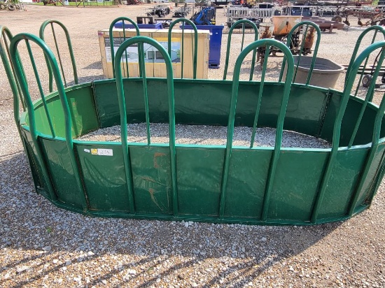 GREEN HAY FEEDER, HOLDS 2 ROLLS OF HAY