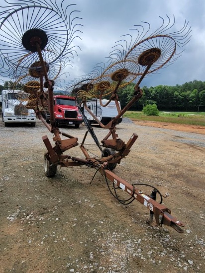 CO-OP BRAND 10 WHEEL V RAKE WITH KICKER, USED LAST YEAR, HYDRAULIC