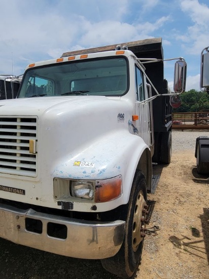 1999 INTERNATIONAL 4900 DUMP TRUCK, DT 466 INT, 6 SPEED MANUAL, - NEW TRANS