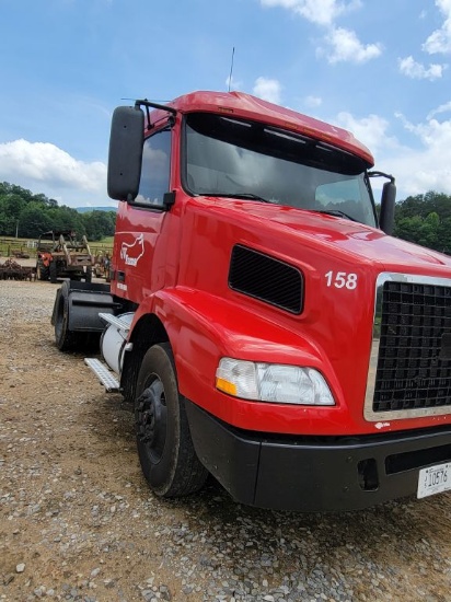2005 RED VOLVO SINGLE AXLE DAY CAB SEMI TRUCK, EATON 10 SPEED, D-12 VOLVO M