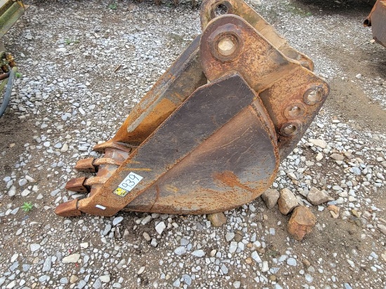 SCOOP BUCKET FOR A CASE BACKHOE