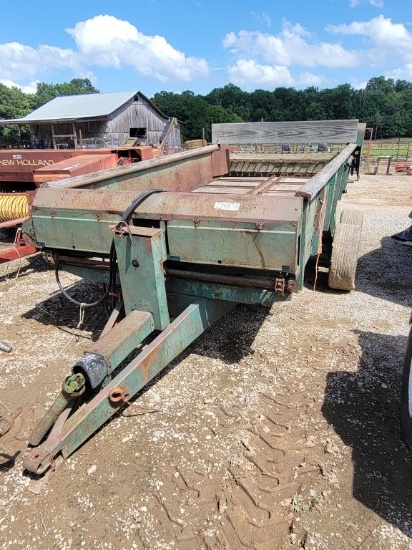 SPREADER TO SPREAD BERMUTA GRASS, HAS CHAIN