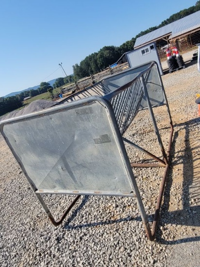9' HAY FEEDER *SELLS ABSOLUTE