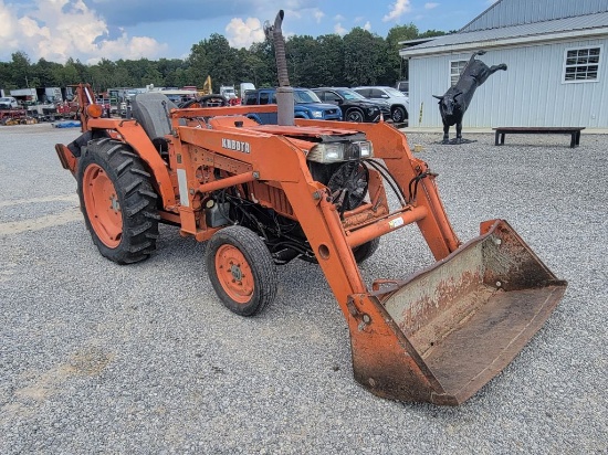 KUBOTA L2850 TRACTOR WITH KUBOTA LOADER BF500 AND KUBOTA 4520B BACKHOE ATTA