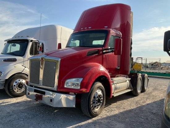 2017 KENWORTH T880 Serial Number: 1XKZD49X3HJ126771