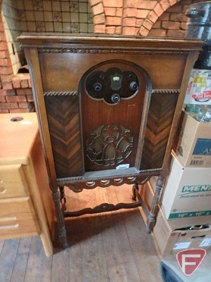 Atwater Kent antique floor radio, 60 cycles