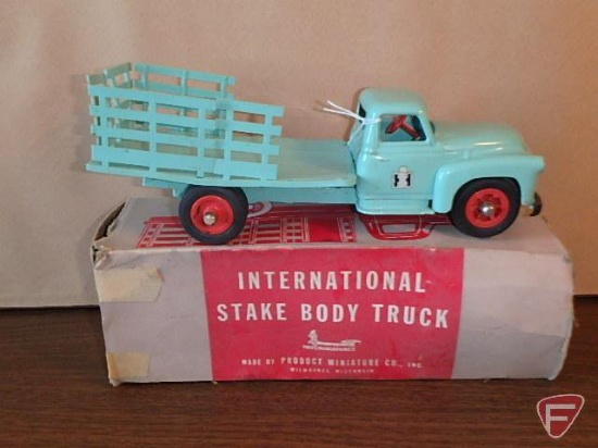 Tru Miniatures International Stake Body Truck, plastic, with box, rails in box