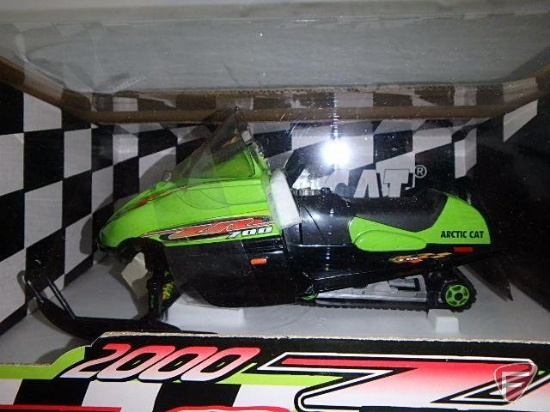 2000 Arctic Cat ZR 700 diecast snowmobile