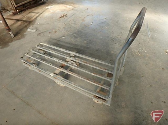 Luggage/warehouse cart, center-pivoting axle and 4-caster wheels