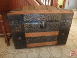 Round top trunk with tray