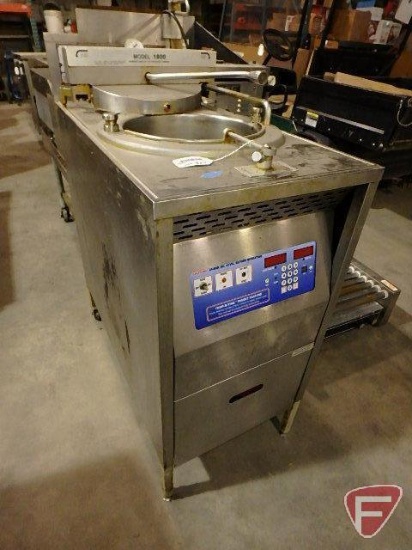 Broaster Company gas pressure fryer, Model 1800, Serial SG8A690210, 18inx34inx46in