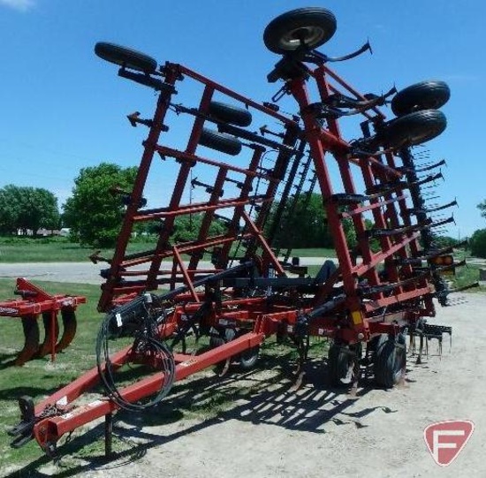 Case IH Tiger-Mate II 31.5 ft. pull type wing field cultivator with 4 bar spring mulch/harrow