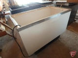 Chest freezer/cooler on casters, 44-1/2inx25-1/2in34inH, no cover