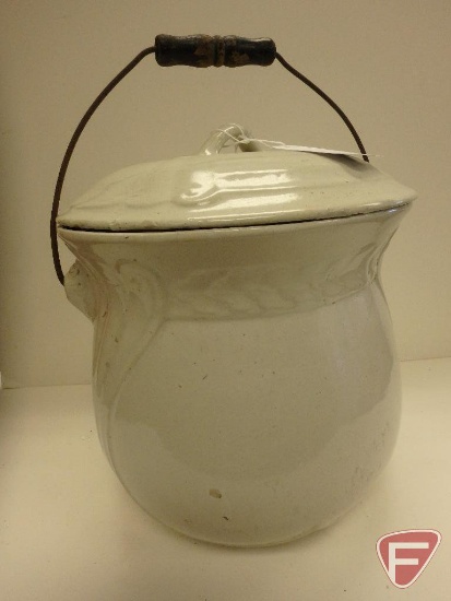 Stoneware chamber pot with lid and handle