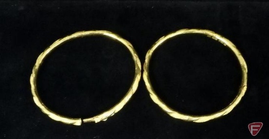 Two bangle bracelets, each 23K yellow gold 900, hinged on one side, clasp on the other side
