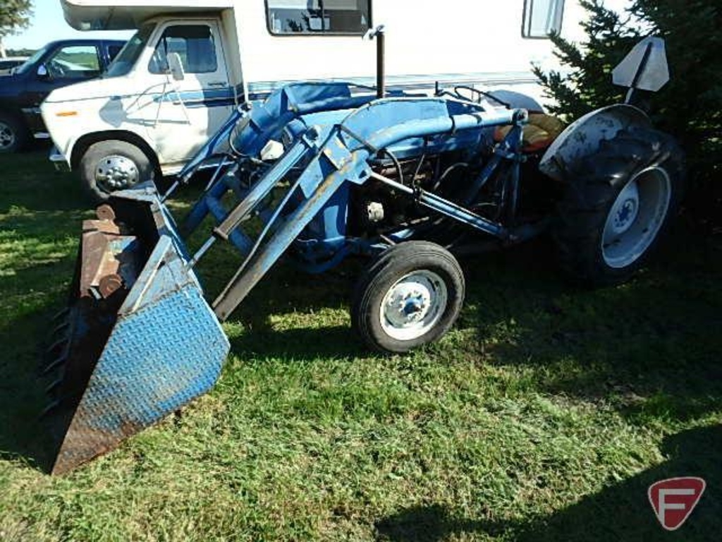 Ford 800 tractor with front hydraulic loader, 70 in W smooth bucket and