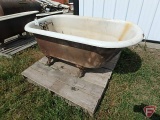 Enamel claw foot bath tub with faucet