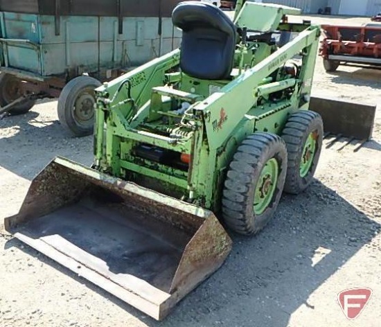 Mustang series 1000 skid loader with Wisconsin engine