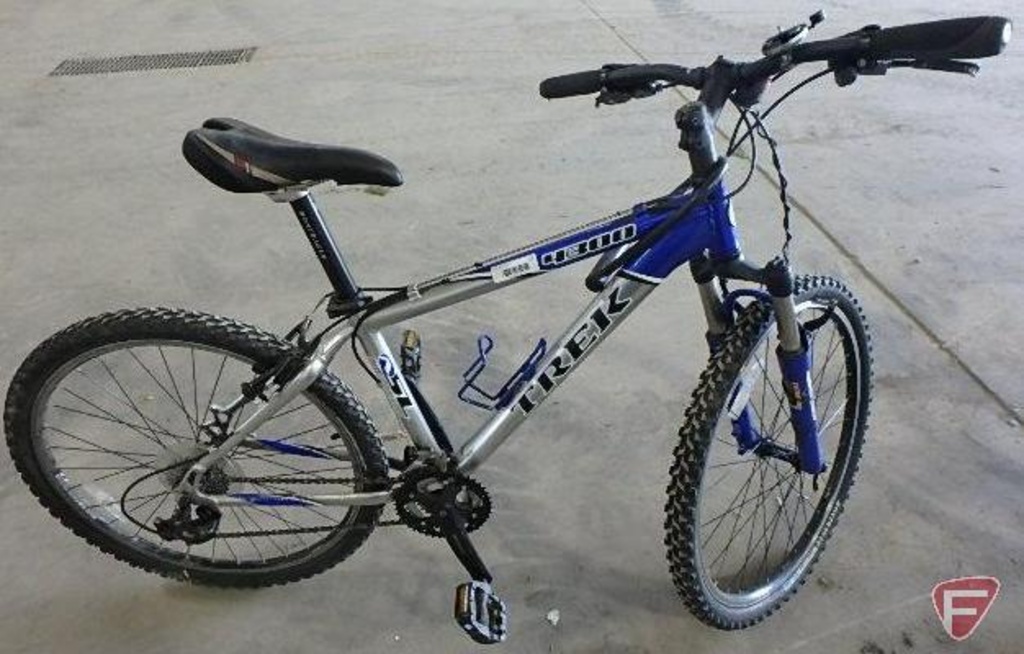 black and blue trek mountain bike