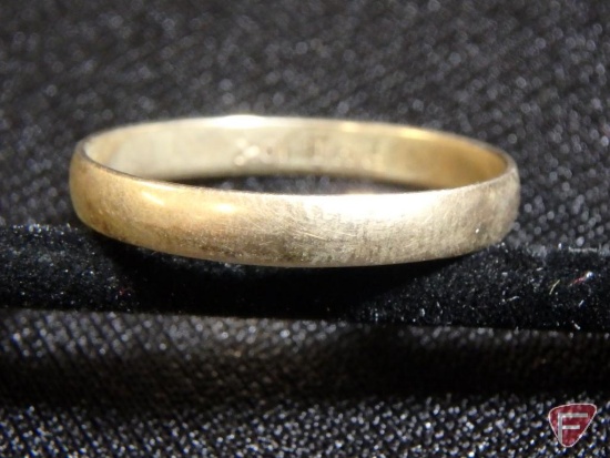 Gent's 10K Yellow Gold wedding ring