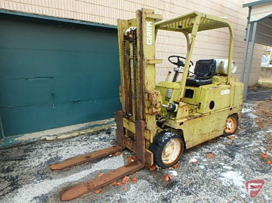 Clark gas forklift truck model C500-80, sn 685-573-2339, 124 hours showing