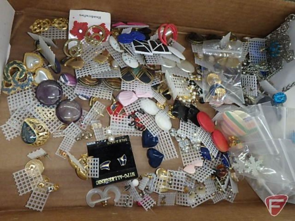 Lot Las Jewelry Earrings Necklaces Pins And Bracelets Lot Las Jewelry Earrings Necklaces Pins And Bracelets
